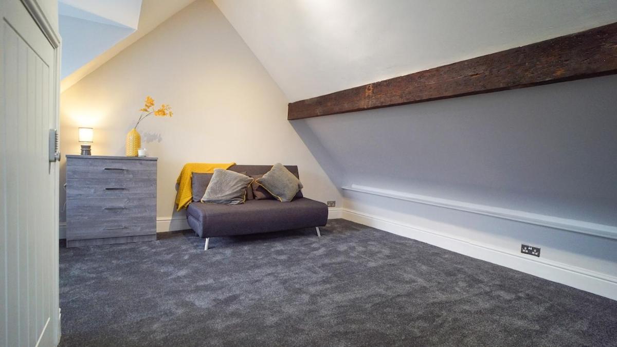 Newly Refurbished 3 Bed House With Parking